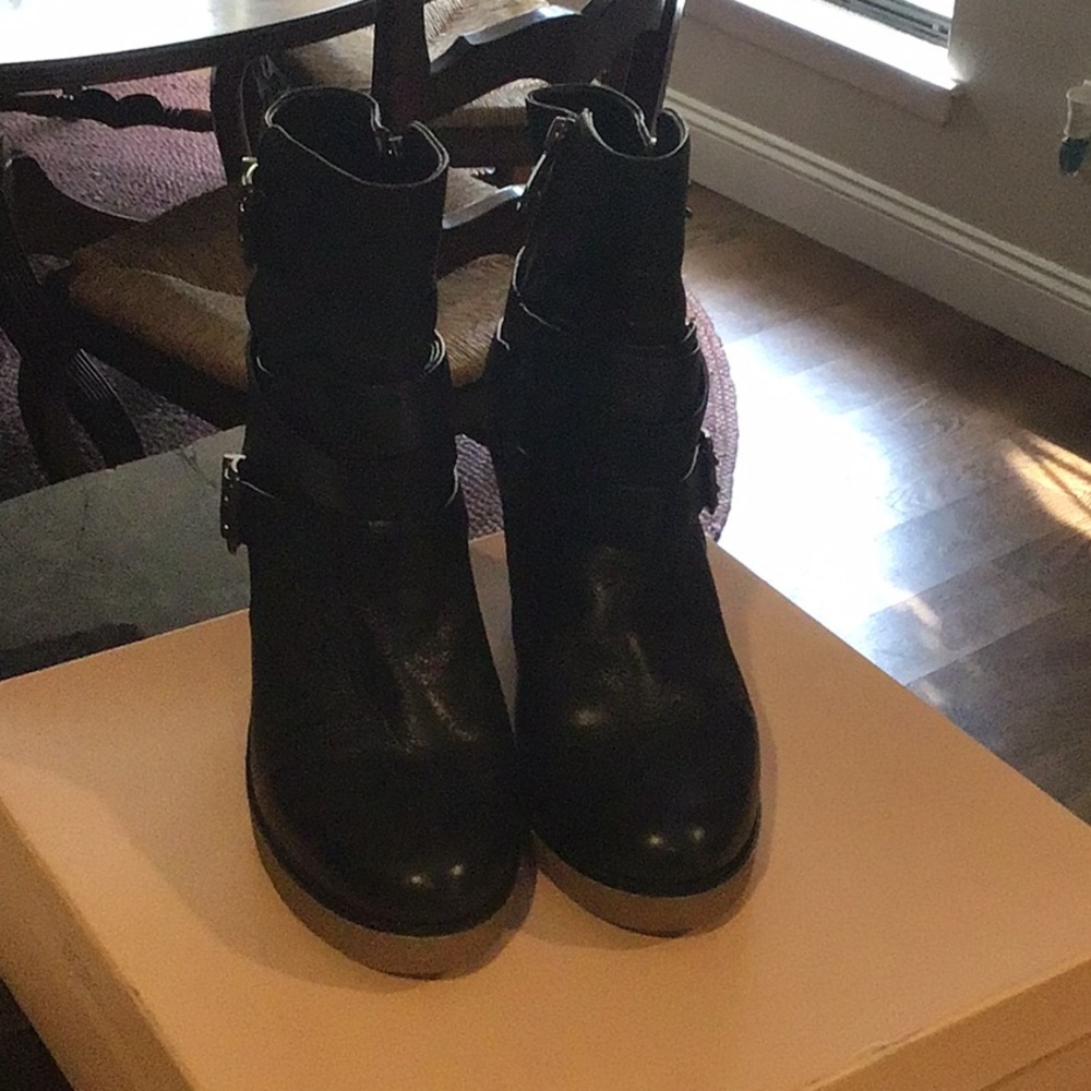 BCBG generation  hardly worn shortwedge boot
